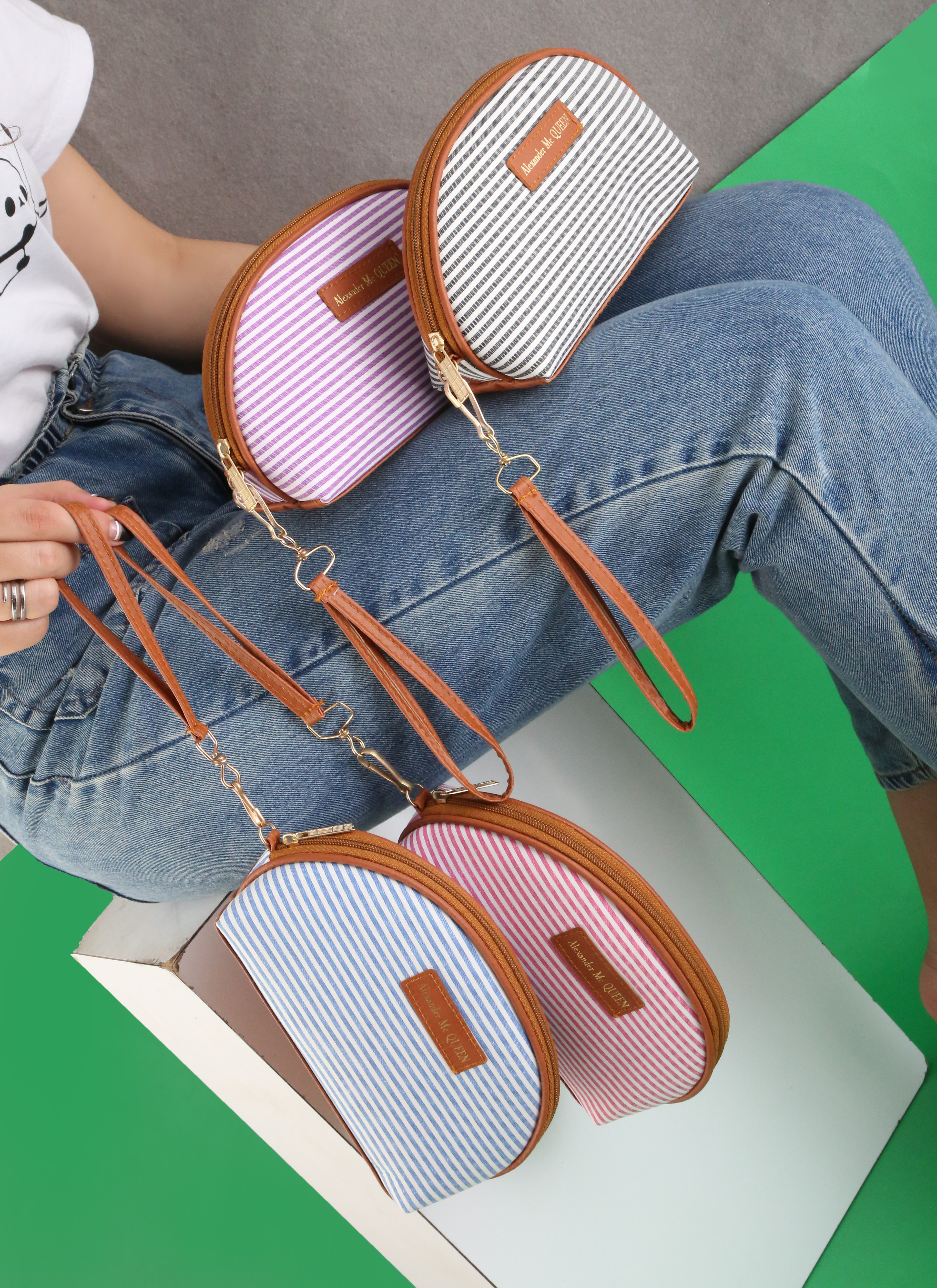 کیف آرایشی نیمدایره راه راه