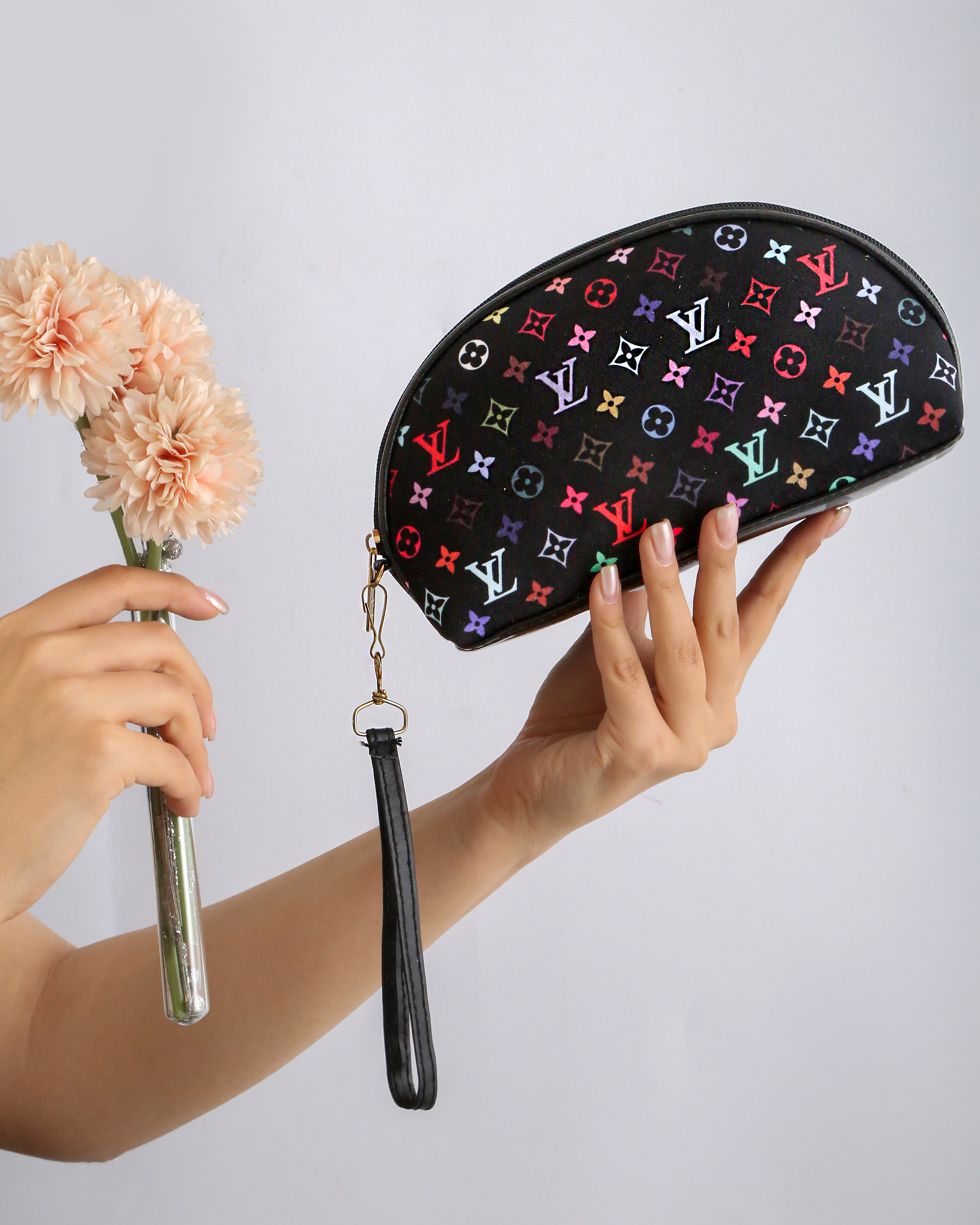 کیف آرایشی نیمدایره LV